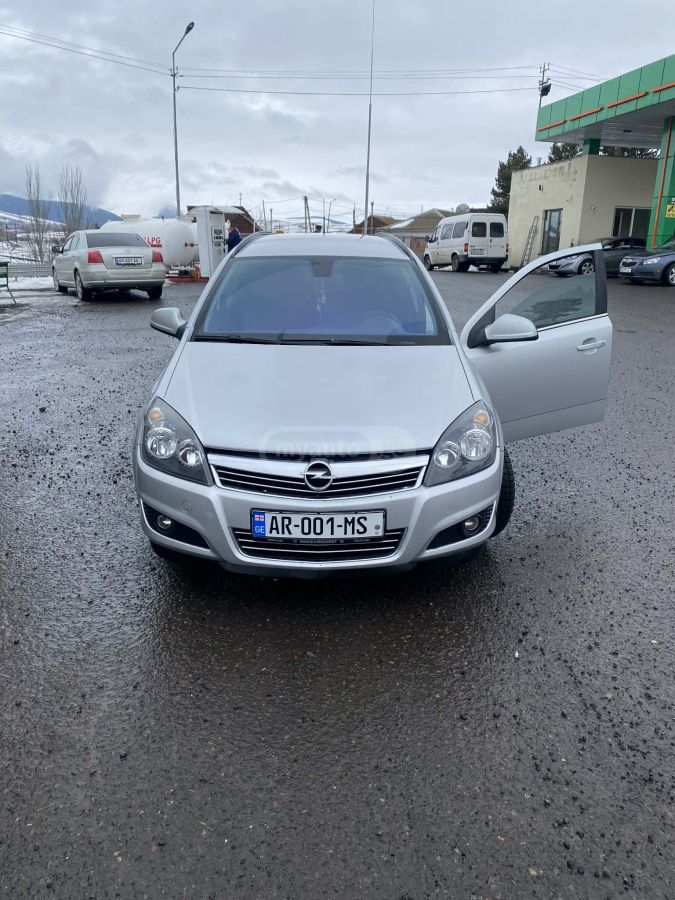 Opel Astra 2010 — photo 2