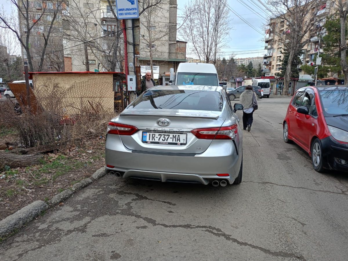 Toyota Camry 2018 — photo 2