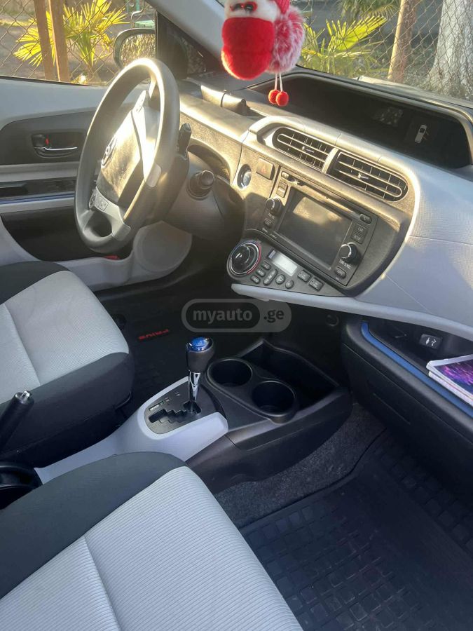Toyota Prius C 2015 — photo 2
