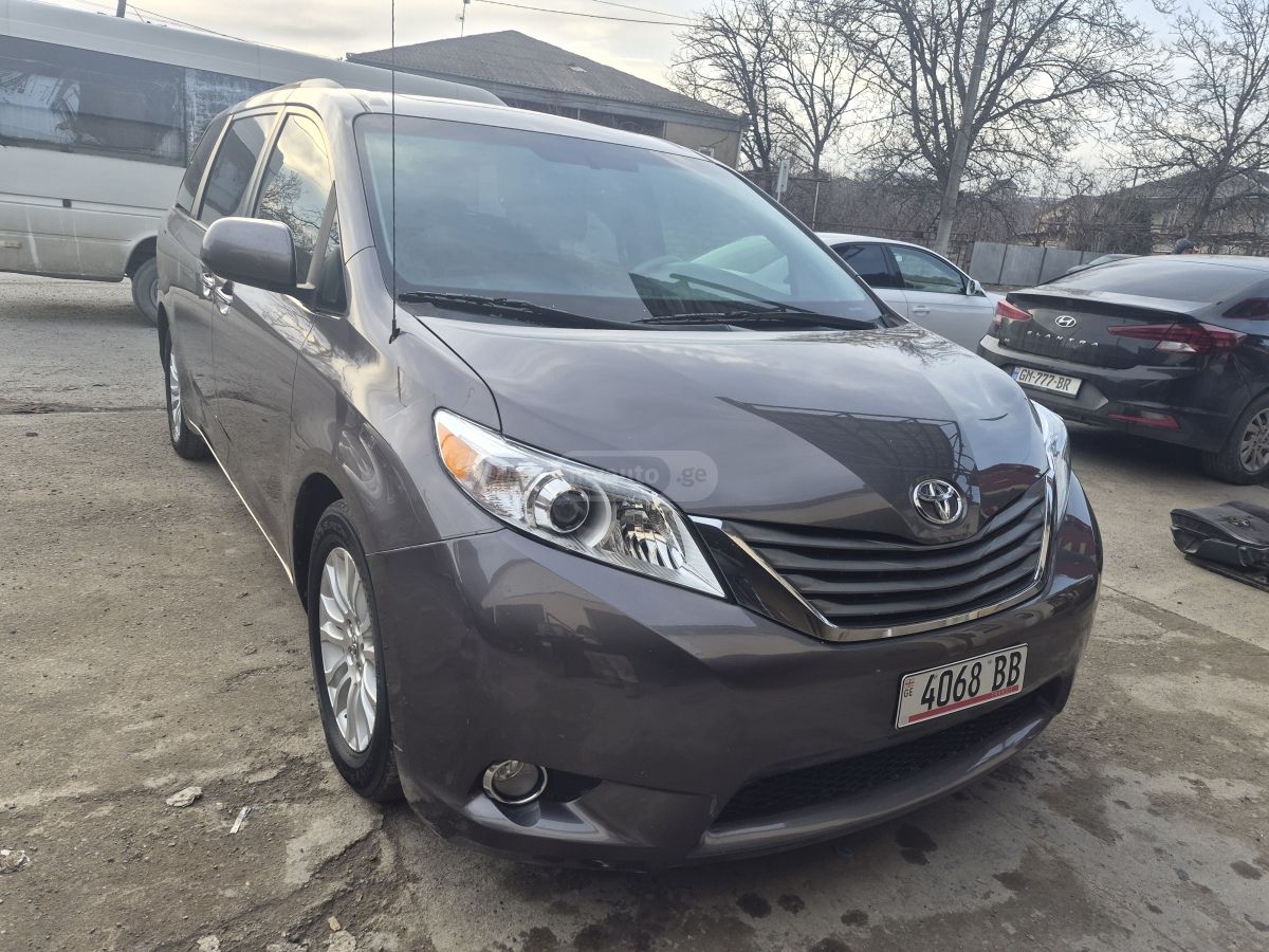 Toyota Sienna 2013 — photo 2