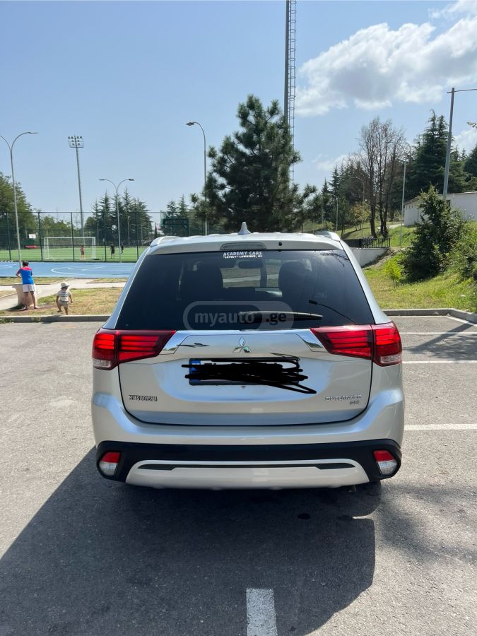 Mitsubishi Outlander 2019 — photo 2