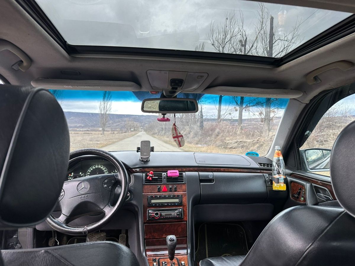Mercedes-Benz E 210 1999 — photo 2