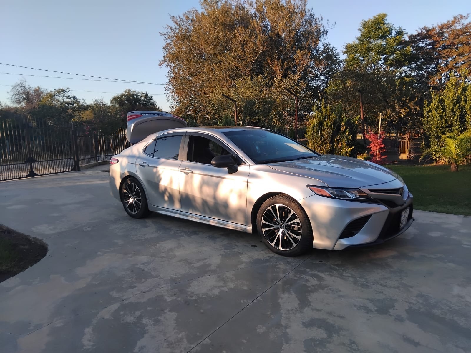 Toyota Camry 2018 — photo 2