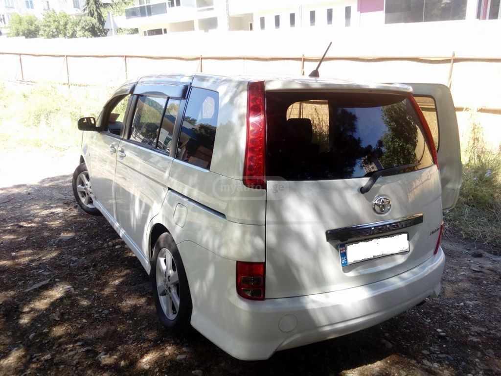 Toyota Isis 2005 — photo 2