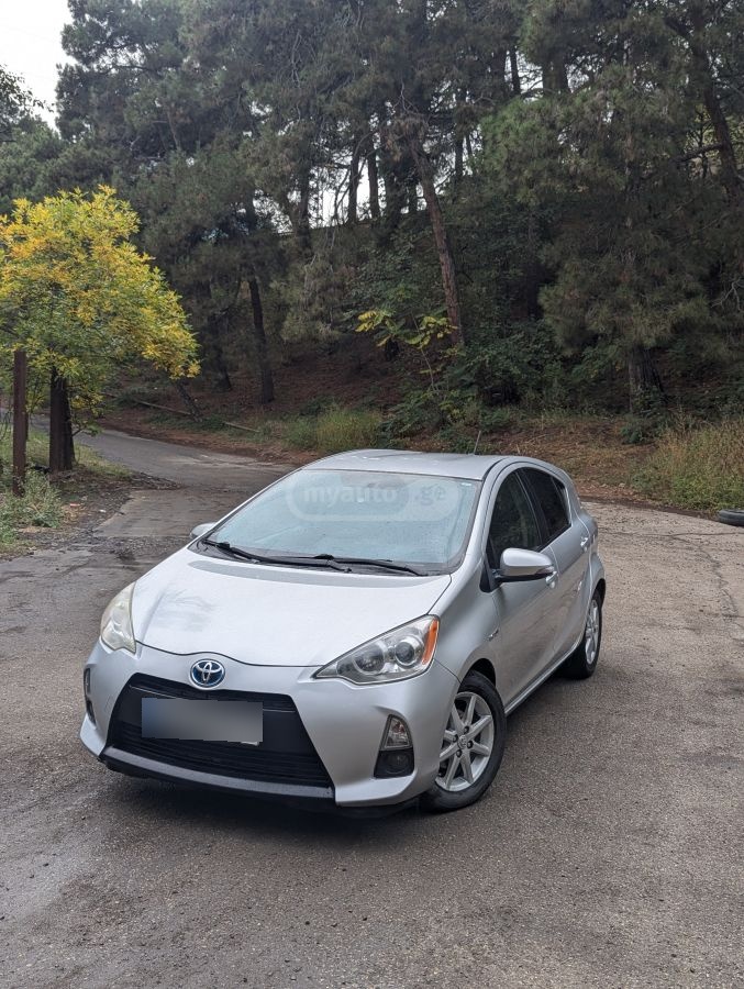 Toyota Prius C 2012 — photo 2