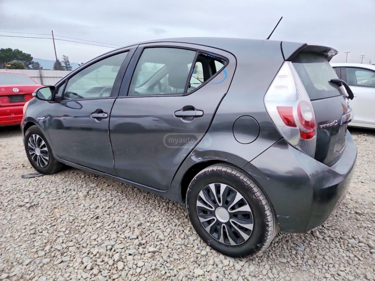 Toyota Prius 2014 — photo 2