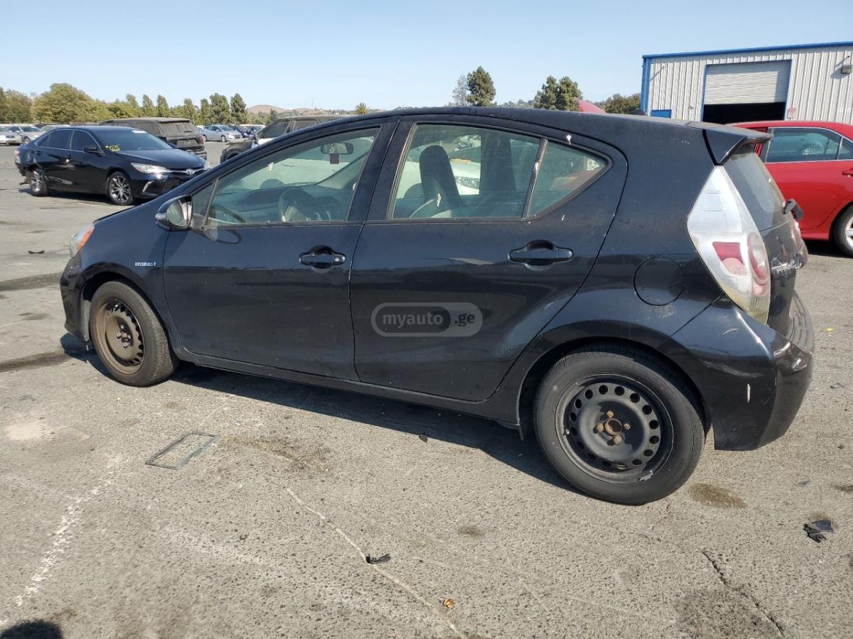 Toyota Prius 2014 — photo 2