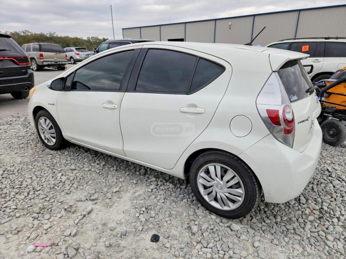 Toyota Prius 2014 — photo 2