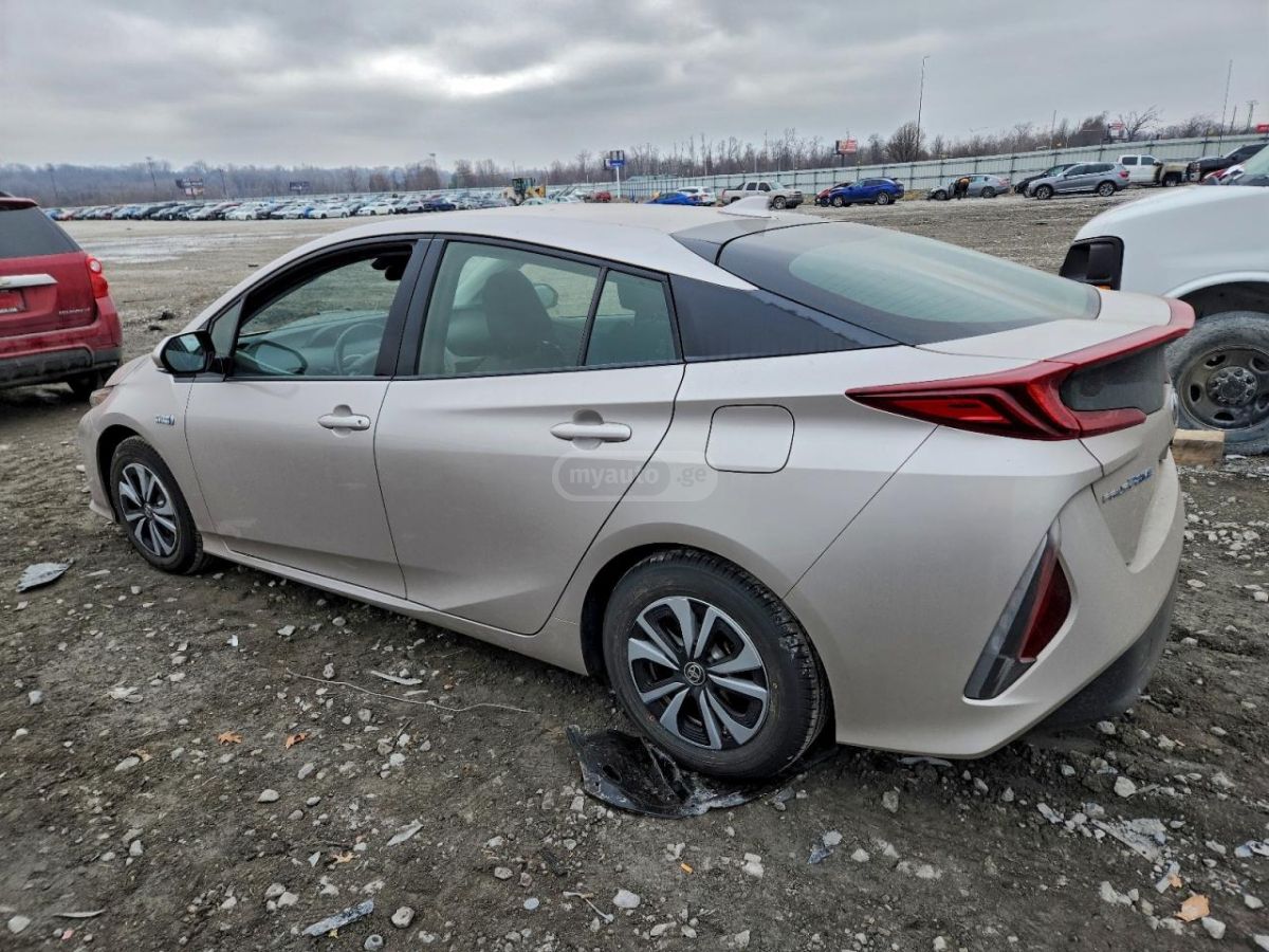 Toyota Prius 2018 — photo 2