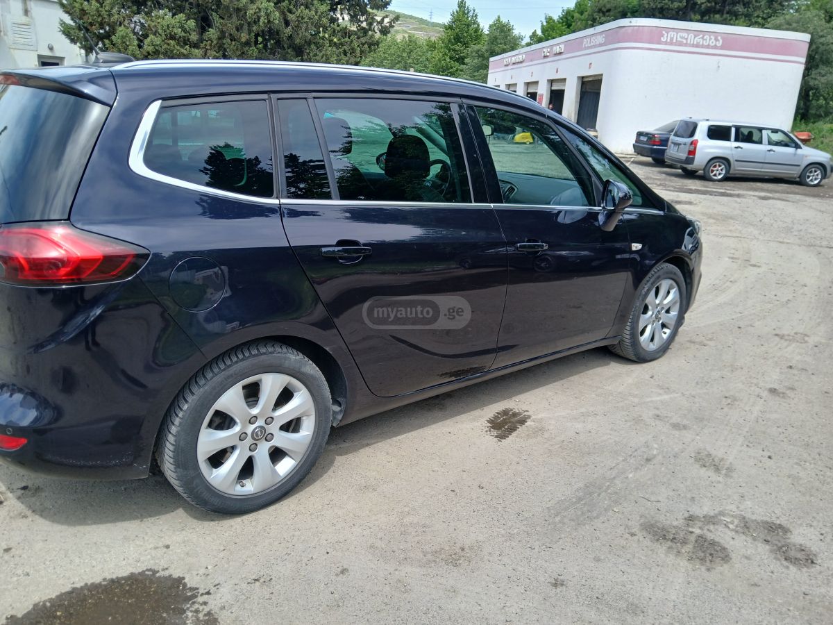 Opel Zafira 2018 — photo 2