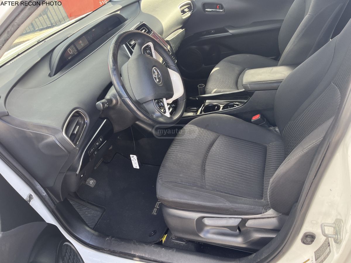 Toyota Prius 2018 — photo 2