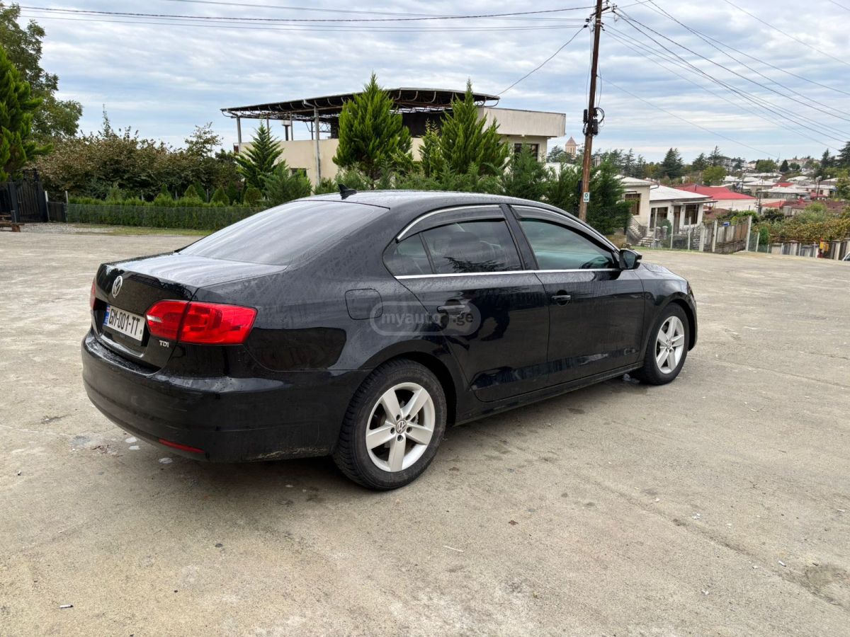 Volkswagen Jetta 2012 — photo 2
