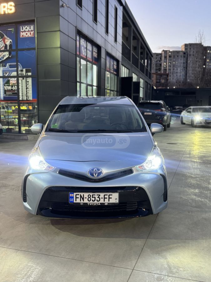 Toyota Prius V 2015 — photo 2