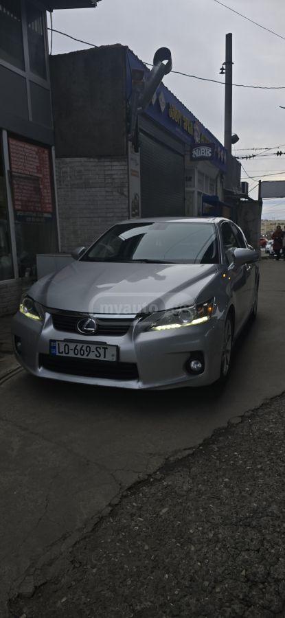 Lexus CT 200 h 2013 — photo 2