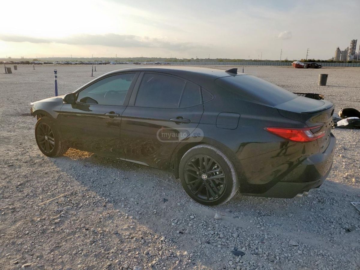 Toyota Camry 2025 — photo 2