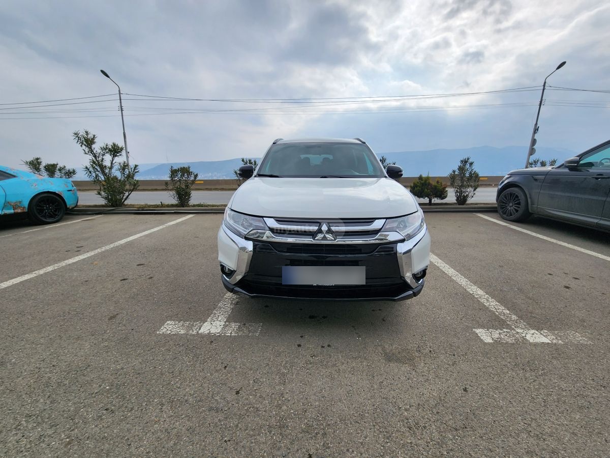 Mitsubishi Outlander 2018 — photo 2