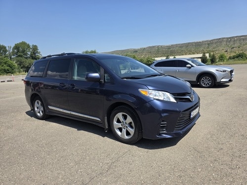 Toyota Sienna 2019 — photo 2