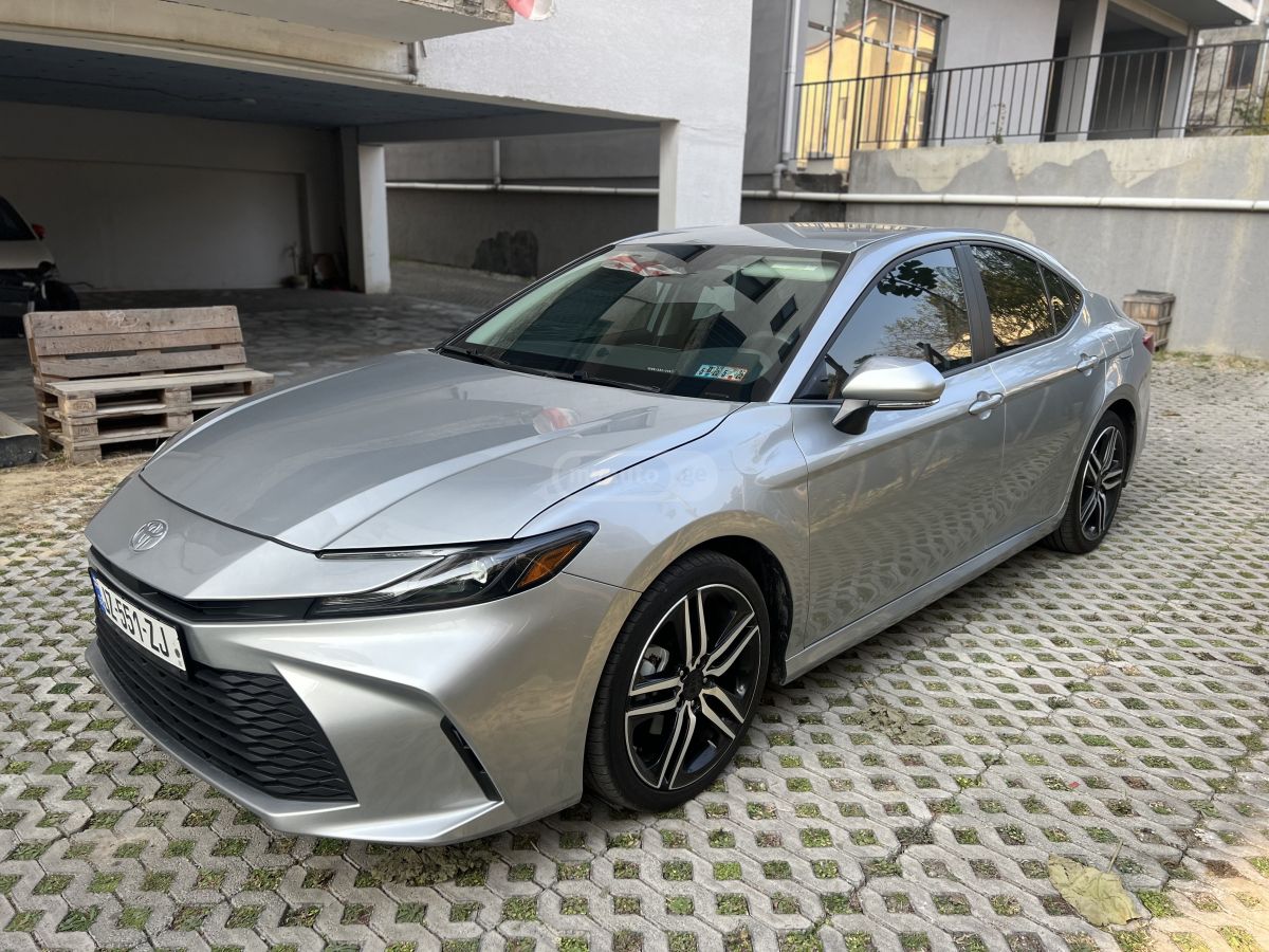 Toyota Camry 2024 — photo 2