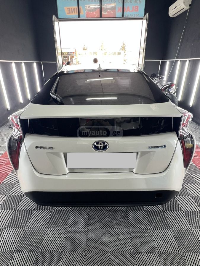 Toyota Prius 2017 — photo 2