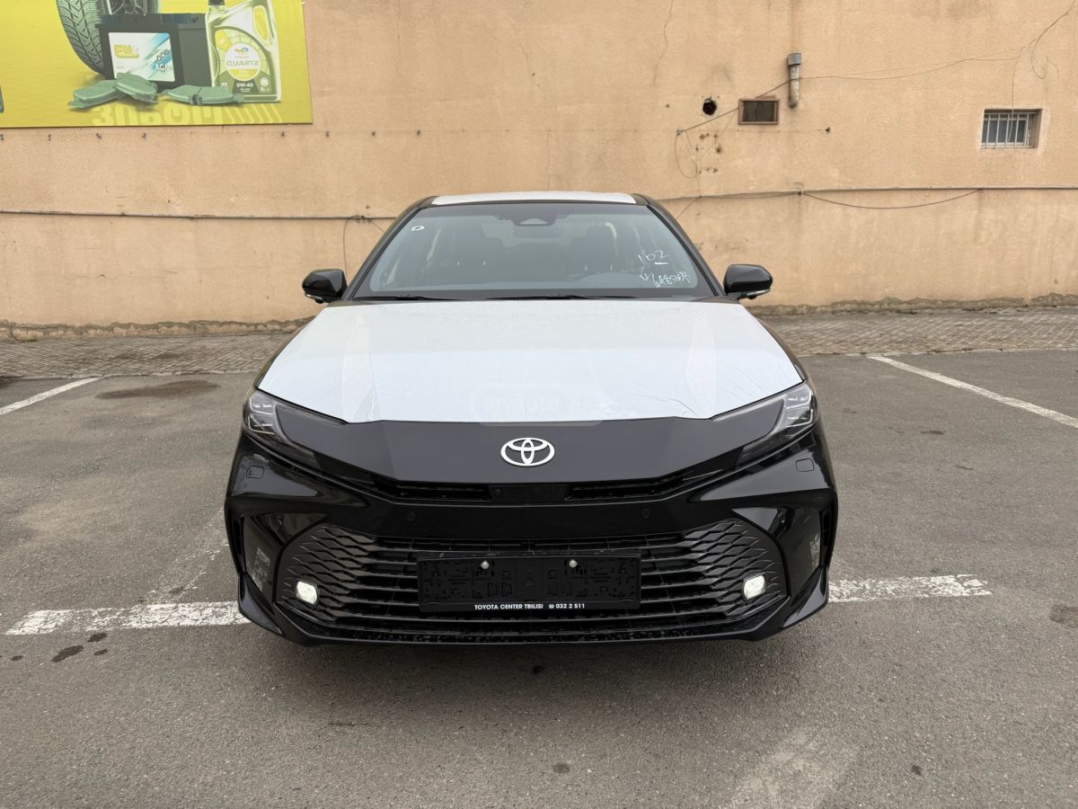 Toyota Camry 2025 — photo 2