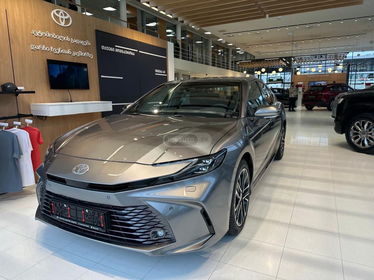 Toyota Camry 2025 — photo 2