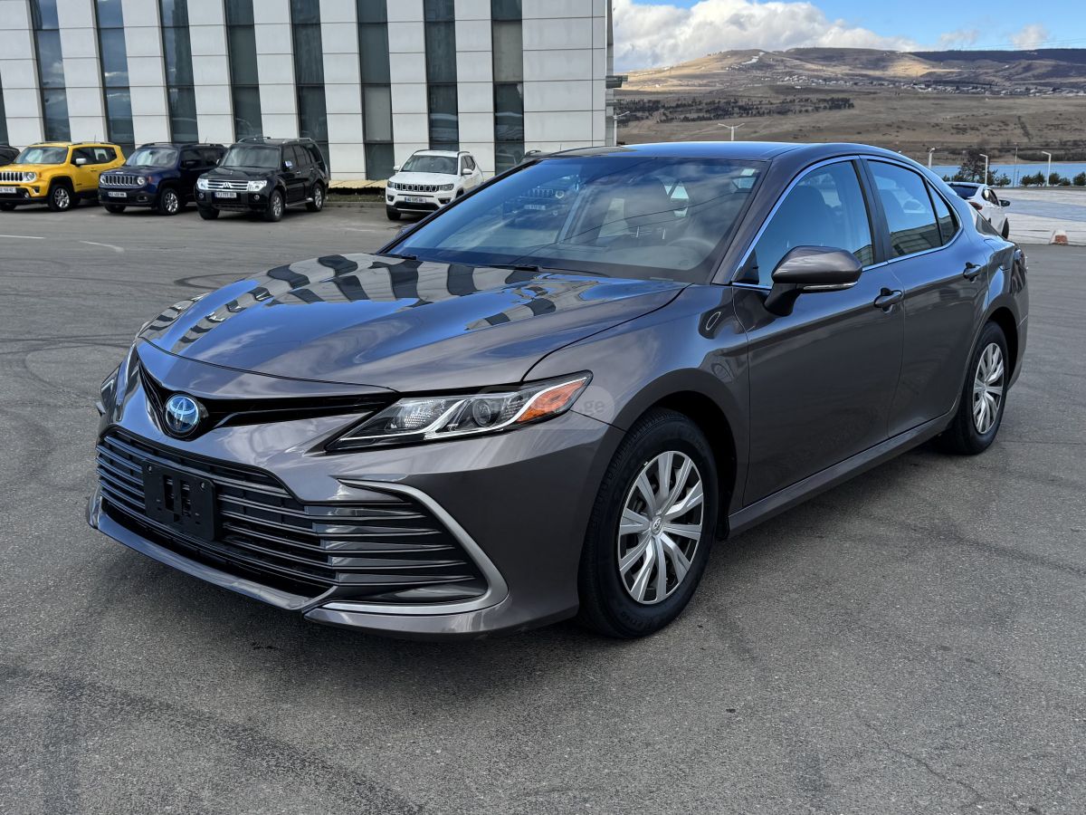 Toyota Camry 2023 — photo 2