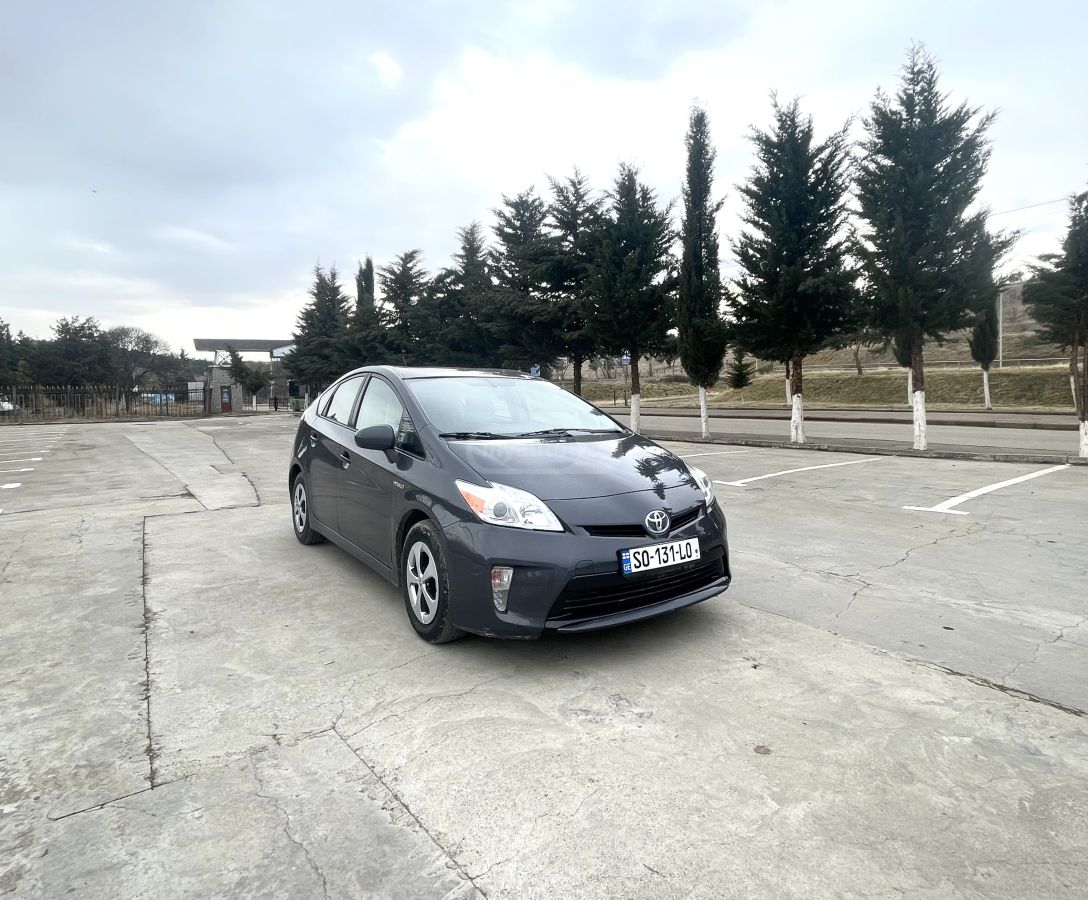 Toyota Prius 2015 — photo 2