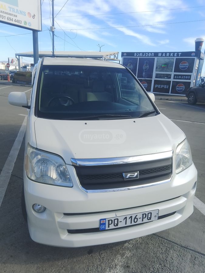 Toyota Voxy 2005 — photo 2