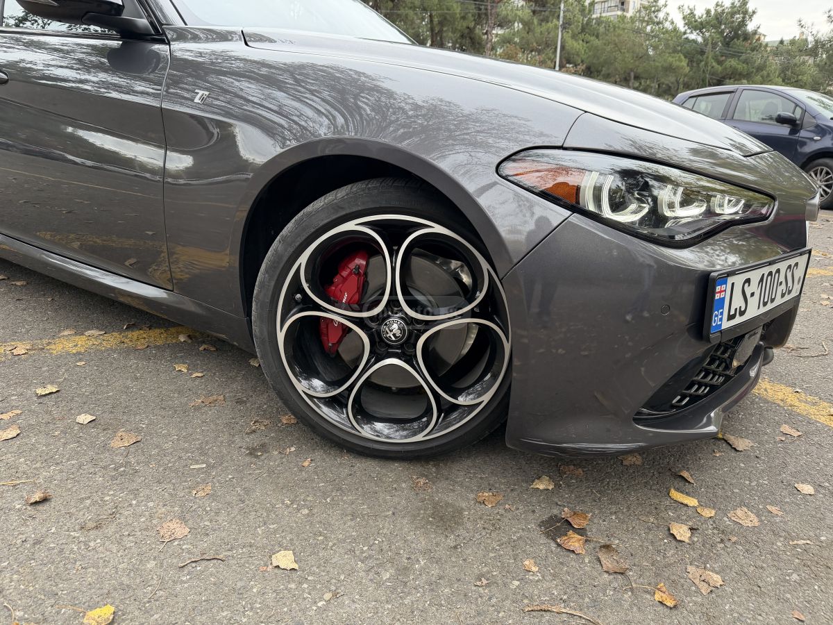 Alfa Romeo Giulia 2024 — photo 2