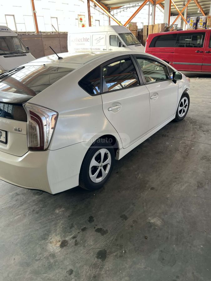 Toyota Prius 2015 — photo 2