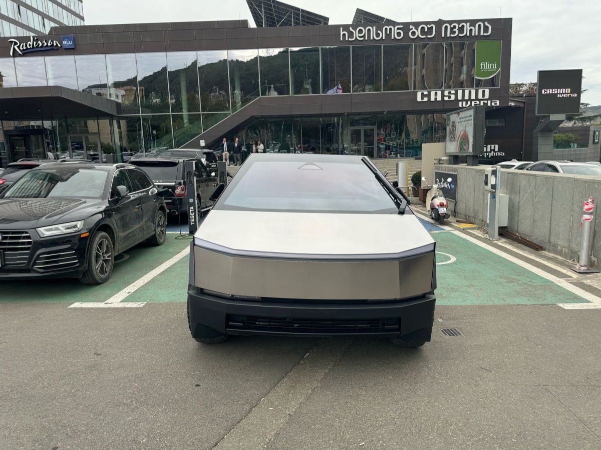 Tesla Cybertruck 2024 — photo 2