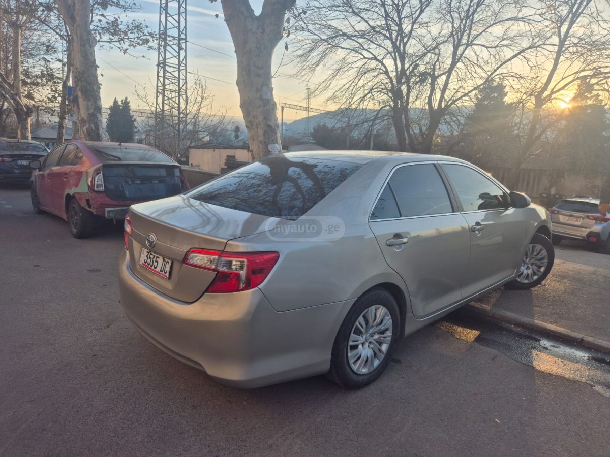 Toyota Camry 2014 — photo 2