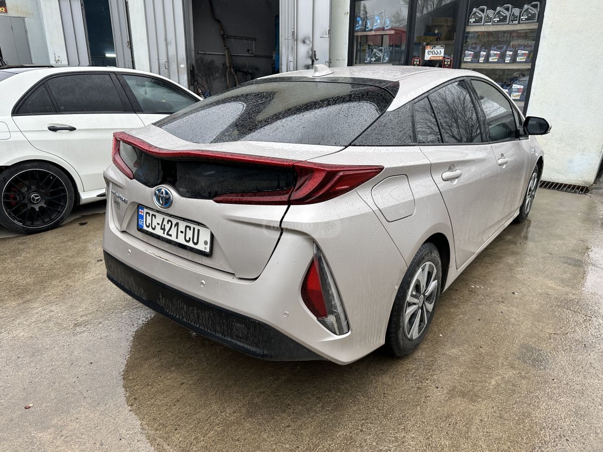 Toyota Prius 2018 — photo 2