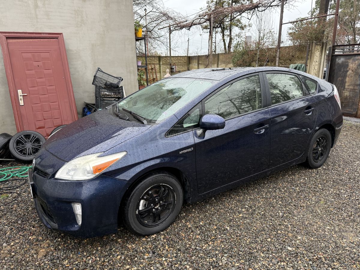 Toyota Prius 2015 — photo 2