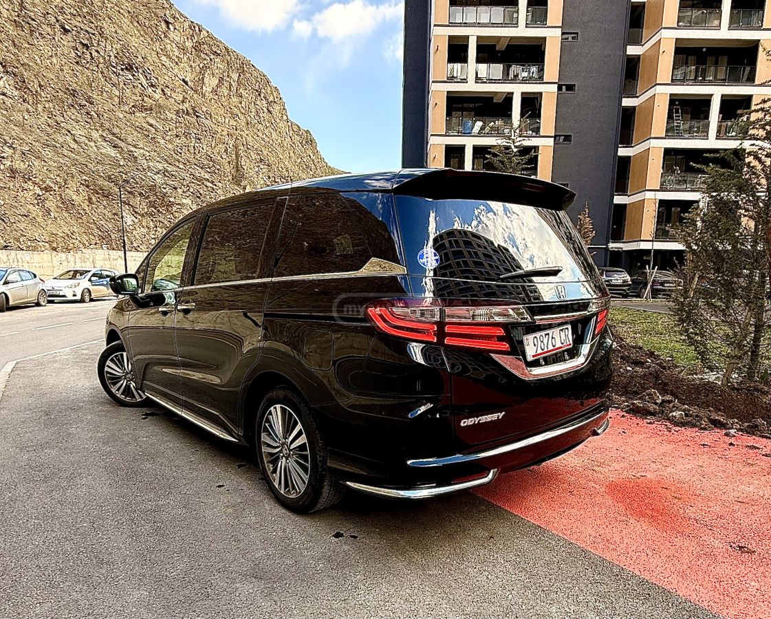 Honda Odyssey 2018 — photo 2