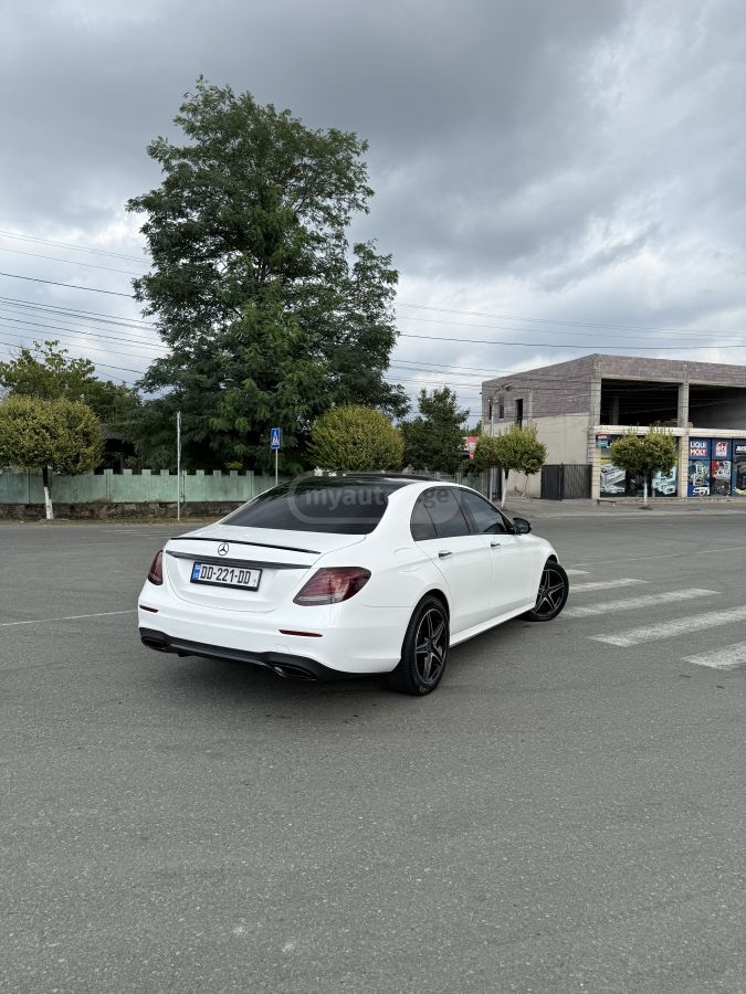 Mercedes-Benz E 300 2018 — photo 2