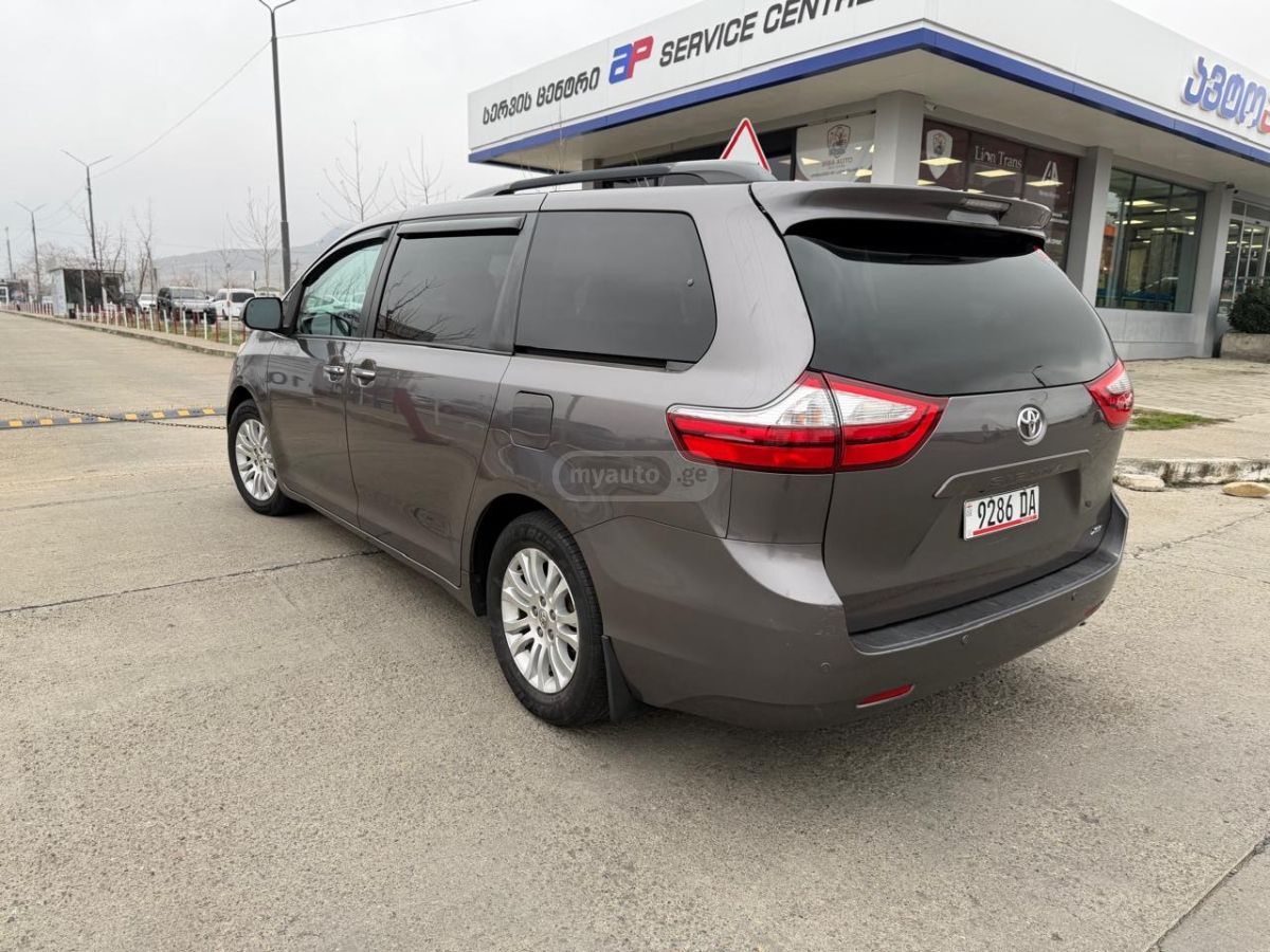 Toyota Sienna 2016 — photo 2