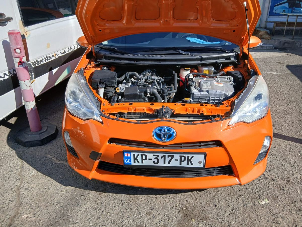Toyota Prius C 2015 — photo 2