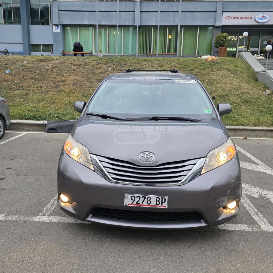 Toyota Sienna 2017 — photo 2