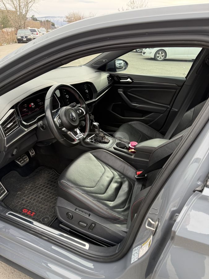 Volkswagen Jetta 2019 — photo 2