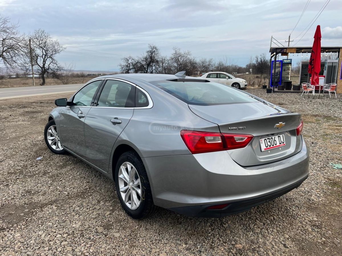 Chevrolet Malibu 2023 — photo 2