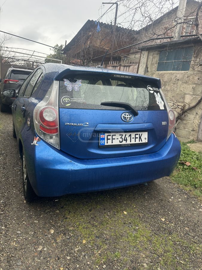 Toyota Prius C 2013 — photo 2