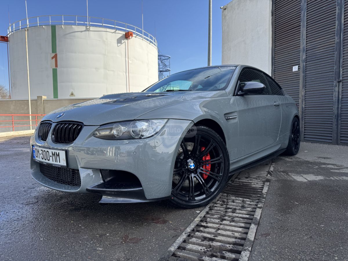 BMW M3 2010 — photo 2