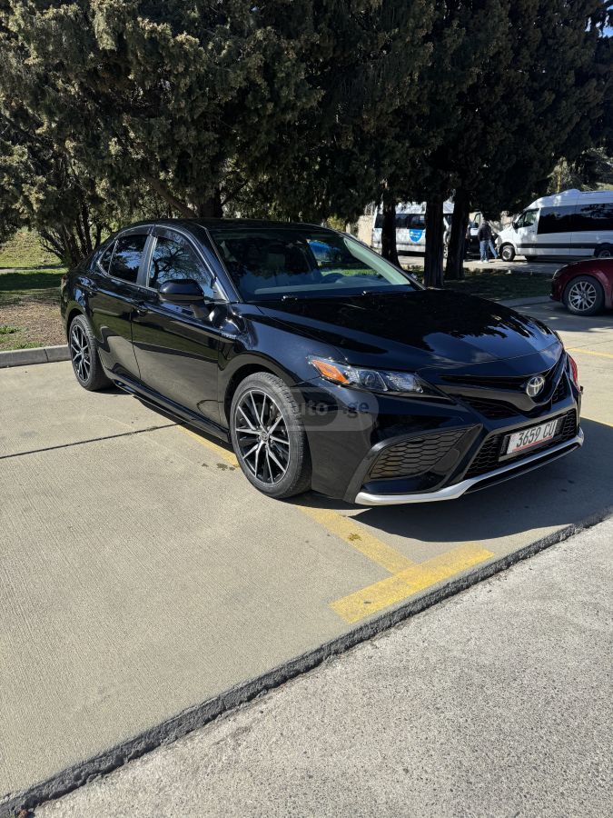 Toyota Camry 2021 — photo 2