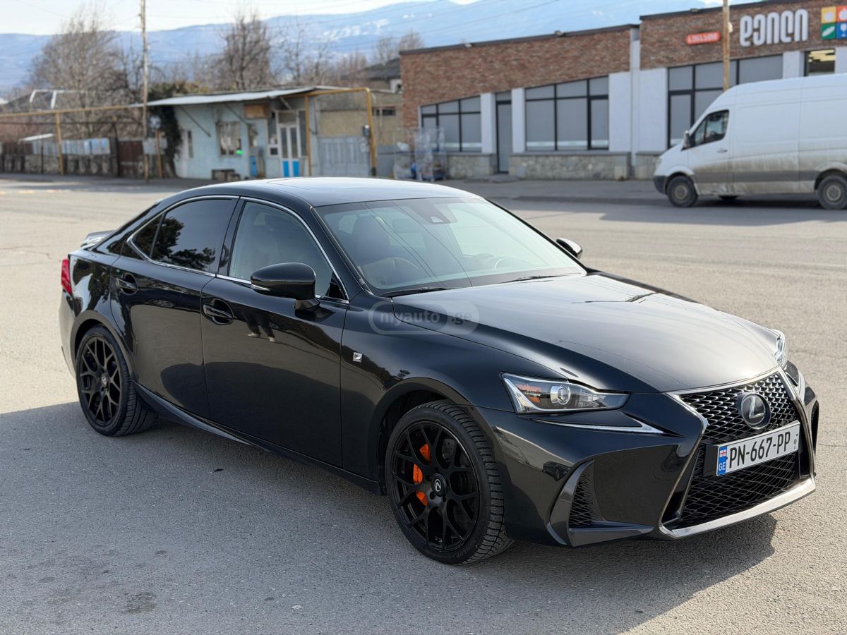 Lexus IS 300 2017 — photo 2