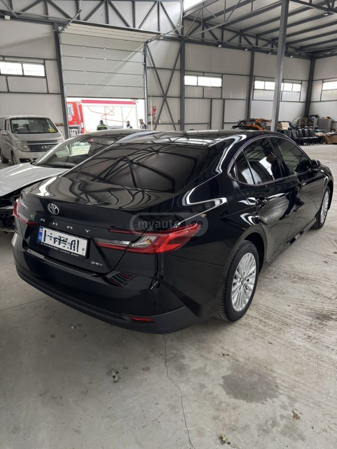 Toyota Camry 2025 — photo 2