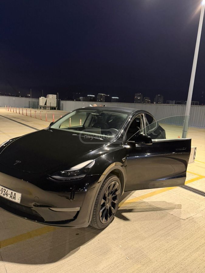 Tesla Model Y 2023 — photo 2