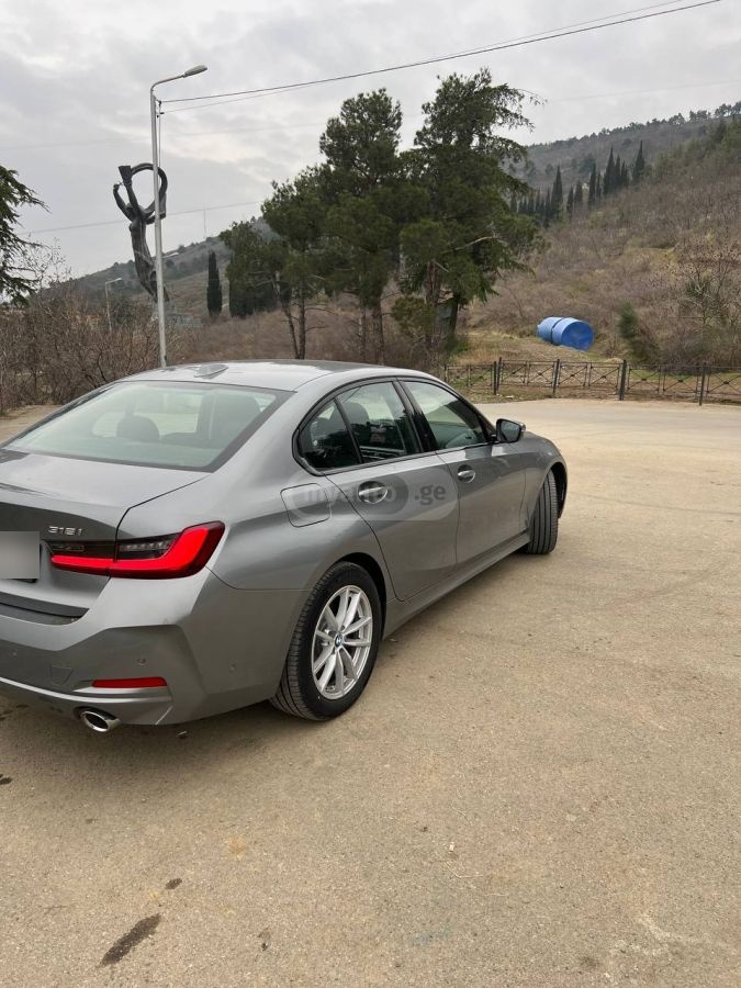 BMW 318 2023 — photo 2