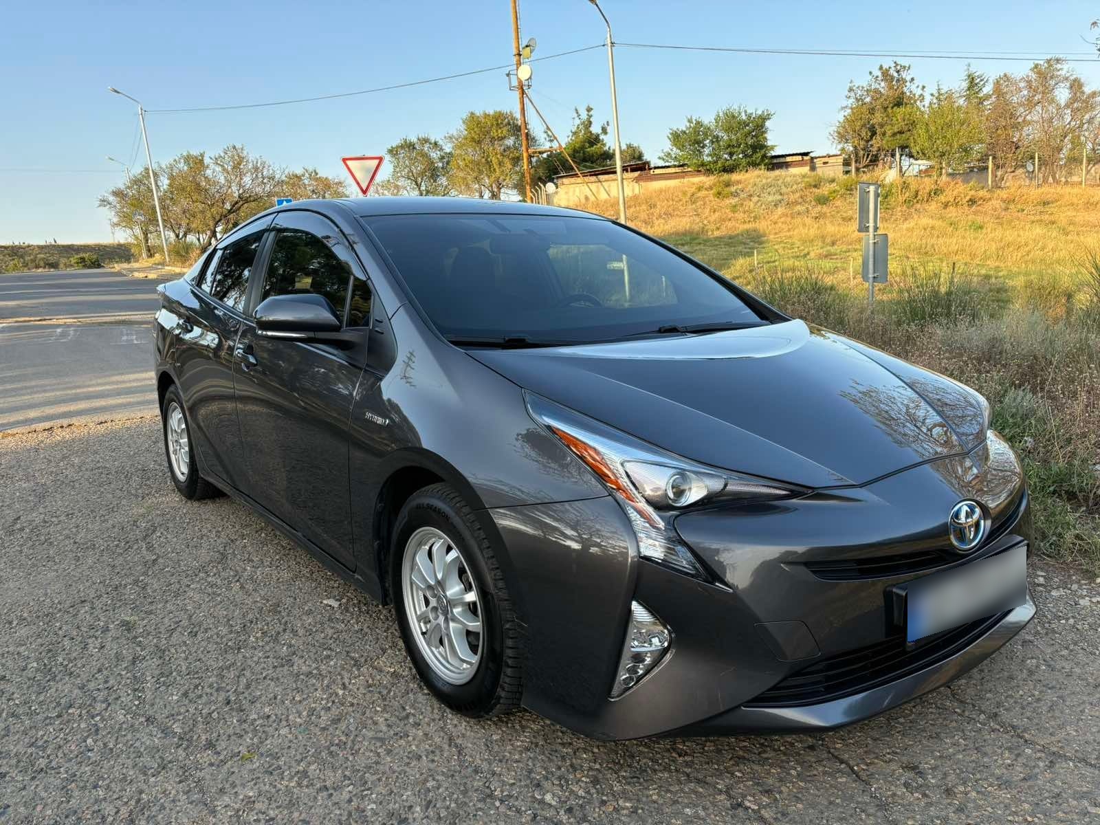 Toyota Prius 2017 — photo 2
