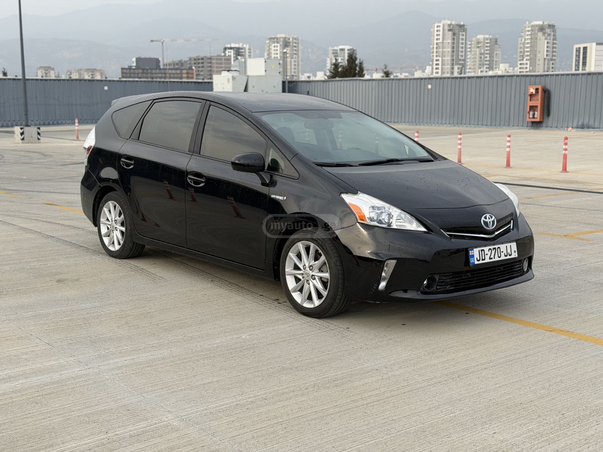 Toyota Prius V 2014 — photo 2